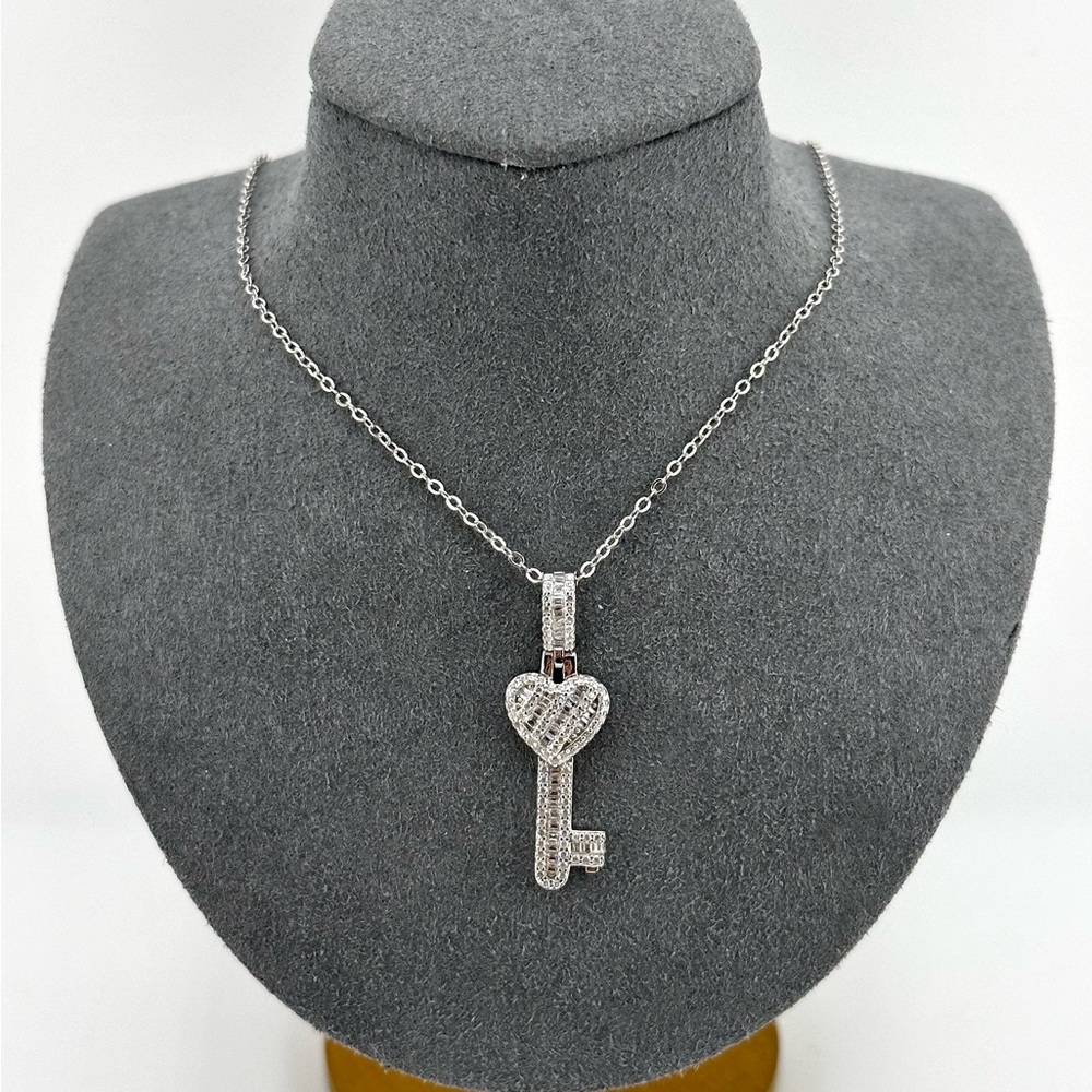 925 Sterling Silver Luxury Heart Key Pendant Necklace